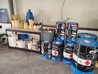 de nombreux fûts de différentes couleurs et tailles dans un garage