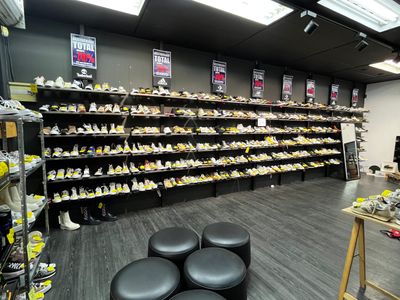 de nombreuses étagères remplies de chaussures dans un magasin qui en propose beaucoup