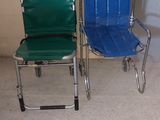 trois chaises assises l'une à côté de l'autre dans une pièce