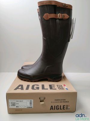 an image of a pair of rain boots sitting on top of a box