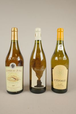 trois bouteilles de vin posées l'une à côté de l'autre sur une table