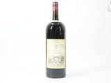une bouteille de vin posée sur une table