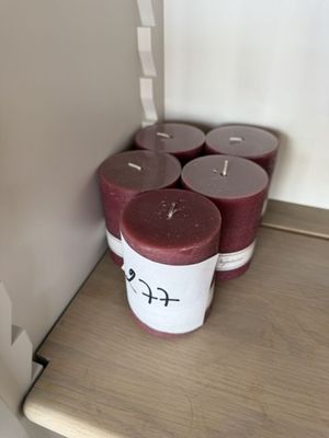 quatre bougies posées sur une étagère