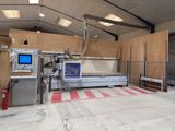 une grosse machine qui se trouve au milieu d'un bâtiment