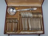 une boîte à couverts contenant une cuillère et une autre cuillère