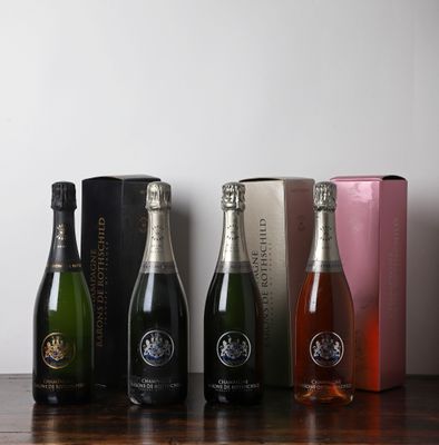 trois bouteilles de vin mousseux sont alignées sur une table