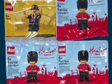 quatre figurines Lego représentant un soldat britannique sur fond bleu