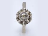 gros plan d'une bague en diamant sur fond blanc