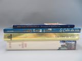 trois livres sont empilés sur une table