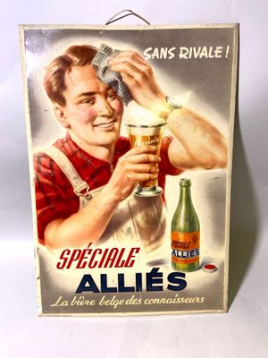 une vieille affiche représentant un homme en train de verser de la bière dans un verre