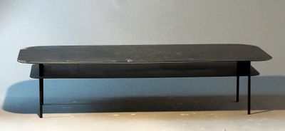 un skateboard posé sur une table dans une pièce