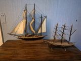 deux maquettes de bateaux posées l'une à côté de l'autre sur une table