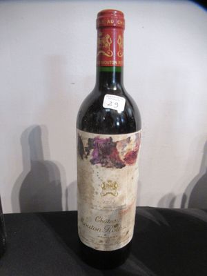 une bouteille de vin posée sur une table à côté d'une bouteille de vin