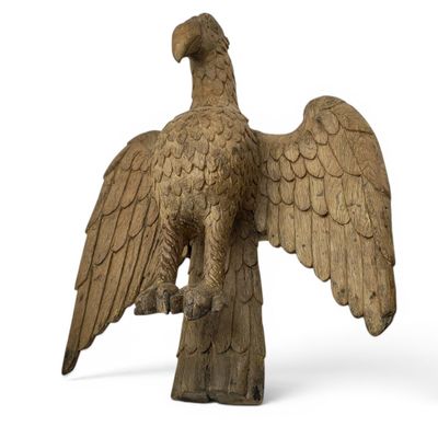 statue d'un oiseau aux ailes déployées sur fond blanc