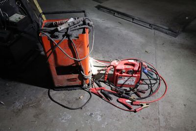 une machine rouge et noire et quelques fils par terre