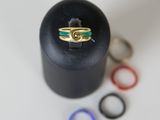 une bague posée sur un coffret noir