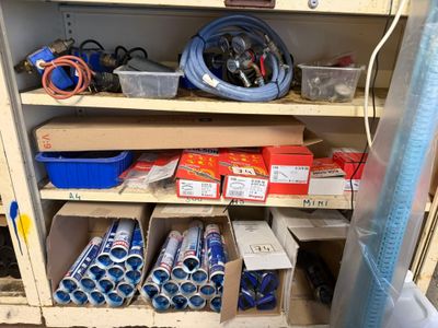 une étagère sur laquelle sont posés de nombreux outils de toutes sortes