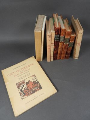 plusieurs livres sont empilés sur une table