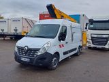 deux camions garés l'un à côté de l'autre dans un parking