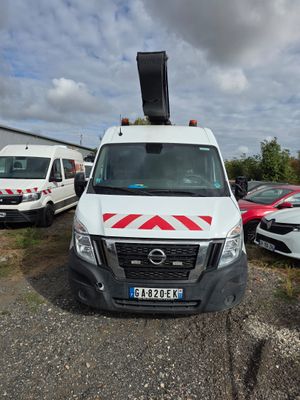 une camionnette blanche garée dans un parking