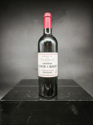 une vieille bouteille de vin posée sur une boîte noire