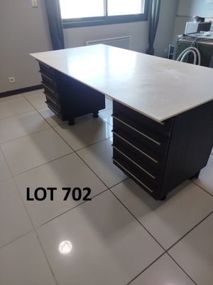 une photo d'un bureau avec de nombreux tiroirs
