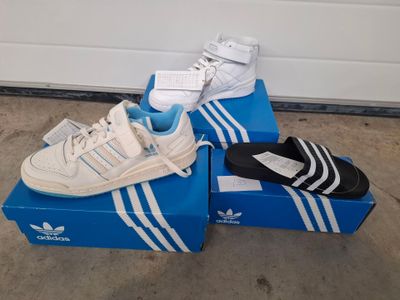 3 paires de baskets (2) et claquette hommes ADIDAS Adilette,…