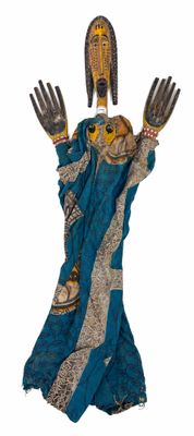 une statue représentant une personne les deux mains levées