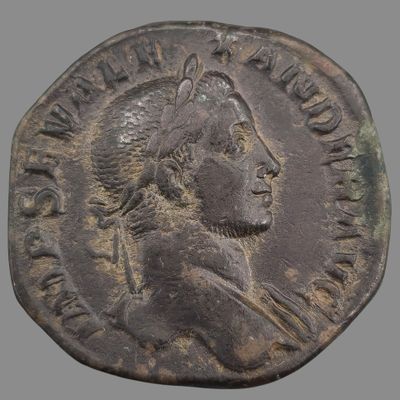une vieille pièce de bronze sur laquelle est représenté le visage d'un homme