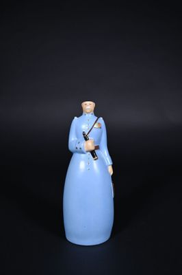 ROBJ. Bouteille à liqueur en porcelaine représentant le Maré…