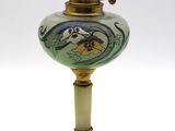 une petite lampe posée sur une table