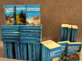 plusieurs livres empilés sur une table