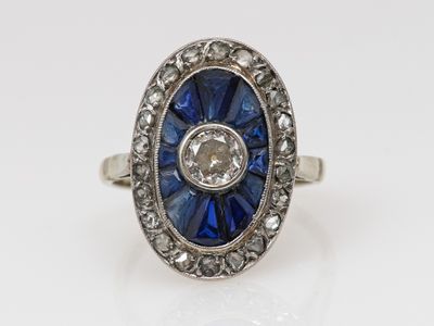 une bague ancienne sertie de saphir et de diamants