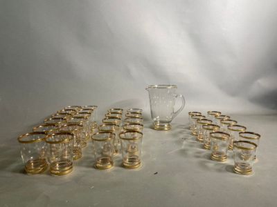 beaucoup de verres et un pichet sur la table