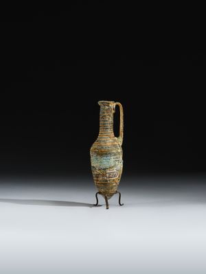 deux vases munis d'anses de chaque côté, posés sur une surface blanche