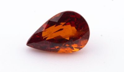 une pierre de grenat orange sur un fond blanc