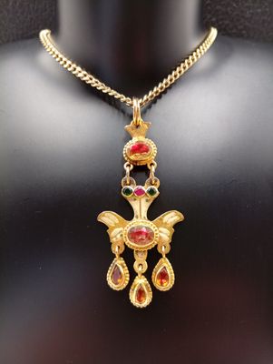 gros plan d'un collier sur un mannequin mannequin mannequin mannequin mannequin mannequin mannequin mannequin mannequin