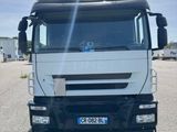 la photo d'un camion blanc garé sur un parking