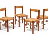 trois chaises en bois assises l'une à côté de l'autre sur une surface blanche