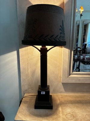 une lampe posée sur une table devant un miroir