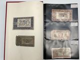 un livre ouvert sur lequel figurent trois types différents de billets de banque