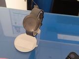 une montre connectée posée sur une table, à côté d'une télécommande