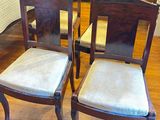trois chaises posées par terre dans la pièce