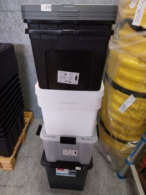 une pile de cartons empilés les uns sur les autres par terre