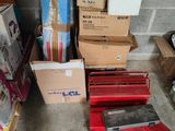 de nombreux cartons posés sur le sol les uns à côté des autres