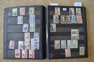beaucoup de timbres dans une chemise sur la table