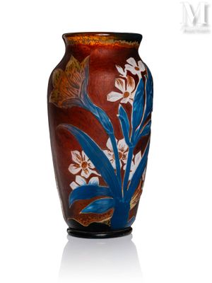 un vase orné d'une fleur bleue sur un fond blanc