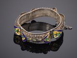 un bracelet ancien en argent, orné d'émail et de fleurs en émail