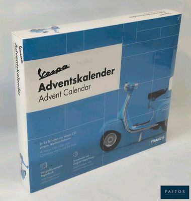 une image représentant un scooter bleu se trouve dans une boîte posée sur une surface blanche