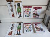 de nombreuses cartes de Noël exposées sur une étagère